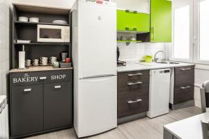une cuisine avec un réfrigérateur blanc dans une cuisine dans l'établissement Apartamento ideal para parejas y tele trabajo en Haro, à Haro 14 autres photos