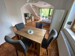 una sala da pranzo con tavolo e sedie in legno di Green Garden Apartments a Siófok