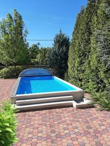 una gran piscina en un patio con árboles en Green Garden Apartments en Siófok