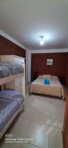 1 dormitorio con 2 camas y suelo de baldosa en M&M Cipolletti en Cipolletti