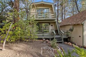 uma casa com um cão à frente dela em Alta Vista Haus in Moonridge em Big Bear Lake