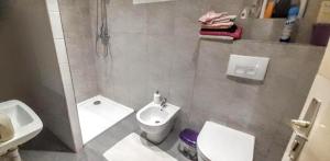 La salle de bains est pourvue d'un lavabo, de toilettes et d'une douche. dans l'établissement Villa Fortuna Romantik, à Lackenhof