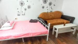 1 dormitorio con cama, sofá y mesa en Villa Fortuna Romantik en Lackenhof