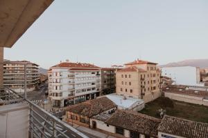 une vue d'une ville depuis un balcon dans l'établissement Apartamento ideal para parejas y tele trabajo en Haro, à Haro