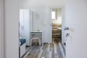 a bathroom with a sink and a desk with a mirror at Essentia Rooms & Relax in Vasto