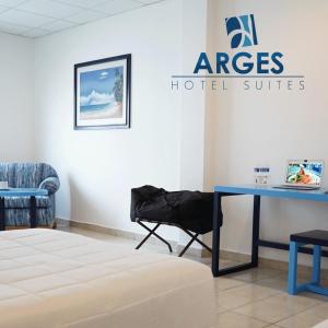 um quarto com uma mesa azul e uma placa de suite de hotel em Hotel & Suites Arges - Centro Chetumal em Chetumal