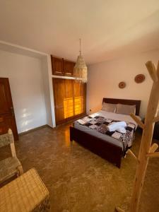 Ein Bett oder Betten in einem Zimmer der Unterkunft ASNFU AUBERGe