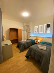 Habitación con 2 camas en una habitación con: en Peonies' Home, en Francavilla Fontana