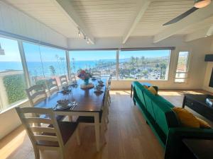 een eetkamer met een tafel en uitzicht op de oceaan bij Panoramic Ocean View Cottage Unit #4 in San Clemente