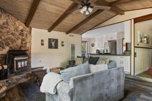 uma sala de estar com um sofá e uma lareira em Chateau Oso Grande in Big Bear em Big Bear City
