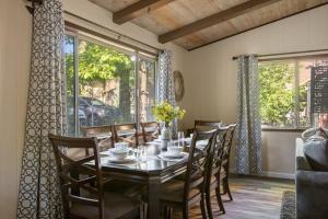 Χώρος καθιστικού στο Chateau Oso Grande in Big Bear +40 φωτογραφίες