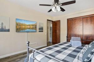 um quarto com uma cama e uma ventoinha de tecto em Chateau Oso Grande in Big Bear em Big Bear City