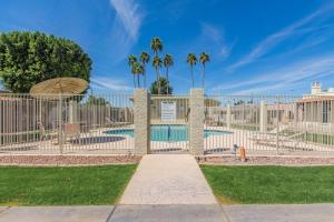 una valla blanca con piscina y palmeras en New remodeled home on golf course, en Mesa