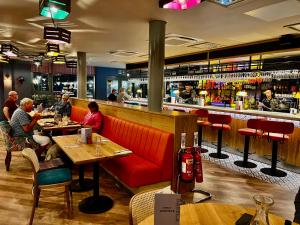 um restaurante com pessoas sentadas em mesas e um bar em Bike & Boot Inns Peak District - Leisure Hotels for Now em Castleton