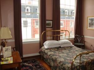 Кровать или кровати в номере Leesburg Colonial Inn
