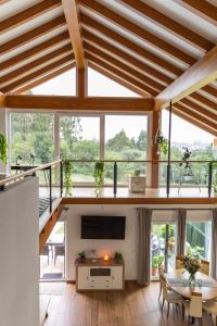 ein Wohnzimmer mit großem Fenster und Tisch in der Unterkunft La Casa del Camino in Santiago de Compostela