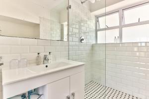 Ein Badezimmer in der Unterkunft Beautiful studio in convenient Green Point + 17 Fotos