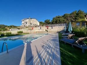 The swimming pool at or close to Apartamentos La Toja