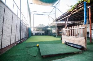 ein Tennisplatz mit Bällen auf einem grünen Platz in der Unterkunft Multiespacios Bu2 in Humanes de Madrid