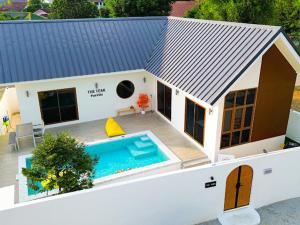 uma vista aérea de uma casa com piscina em The Teak Poolvilla em Sattahip