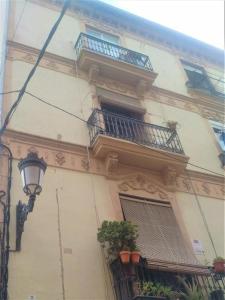 バレンシアにあるBotanico Silenceのバルコニー2つと通りの光が入る建物