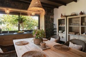 - une salle à manger avec une table et des chaises en bois dans l'établissement La Finquita, à Tías