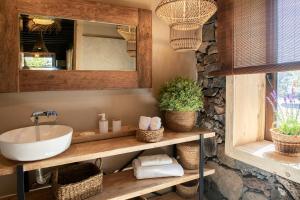 ein Bad mit einem Waschbecken und einem Spiegel in der Unterkunft La Finquita in Tías