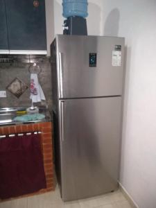 um frigorífico de aço inoxidável numa cozinha em Pousada Sol de Primavera em Arujá
