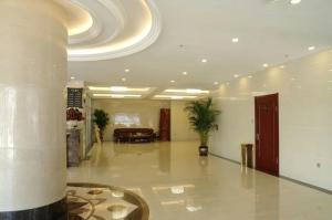 a lobby with a large room with a table in it at Wo Er Si Hotel in Fusong