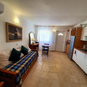 Seating area sa One bedroom appartement with furnished terrace and wifi at Sagres