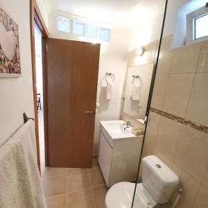 Bathroom sa One bedroom appartement with furnished terrace and wifi at Sagres
