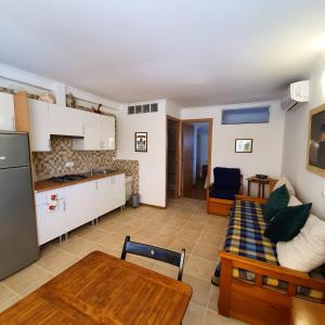 Kitchen o kitchenette sa One bedroom appartement with furnished terrace and wifi at Sagres