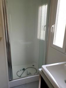 un baño con ducha y lavabo en Bungalow charmant à Saint-Jean-du-Gard avec piscine partagée, en Saint-Jean-du-Gard