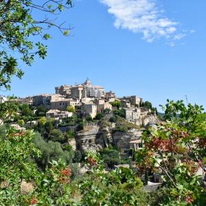 un pueblo en la cima de una montaña en Bungalow charmant à Saint-Jean-du-Gard avec piscine partagée, en Saint-Jean-du-Gard