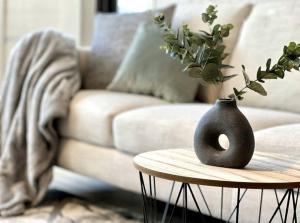 Posezení v ubytování Comfort Apartment In Narva City Center + 20 fotografií