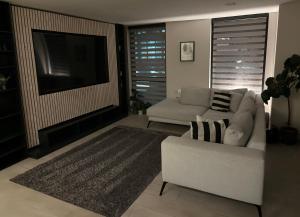 sala de estar con sofá y TV de pantalla plana en M3 Riverside Wharf - Free Parking en Mánchester
