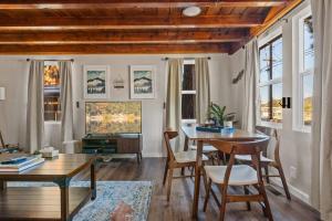 ein Wohnzimmer mit Tisch und Stühlen und einem Fernseher in der Unterkunft Bear Sky Cabin in Big Bear City