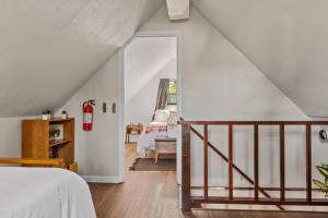 ein Schlafzimmer mit einer Treppe, die in einen Dachboden führt in der Unterkunft Bear Sky Cabin in Big Bear City