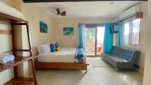 1 dormitorio con 2 literas y ventana en Azul Maria Bacalar en Bacalar