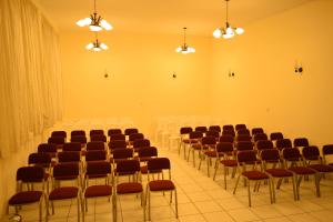 a room with rows of chairs and tables in it at Hotel Incasol Agosto Ejecutivo Matrimonial Individual Suite Desayuno Incasol Tranporte y Cochera Gratis in Ayacucho