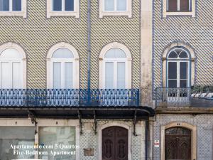 um edifício com janelas e varandas azuis em Akicity Santarém Serene em Santarém