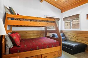 Dormitorio con litera y banco en una habitación en Hygee Frosk, en Big Bear Lake