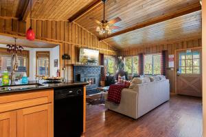 cocina y sala de estar con sofá y chimenea en Hygee Frosk, en Big Bear Lake