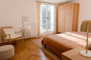 a bedroom with a bed and a desk and a window at Logement entier ou à partager dans maison familiale à Rueil Malmaison, proche de Paris La Défense in Rueil-Malmaison +154 photos