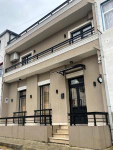 Il comprend un balcon et des escaliers. dans l'établissement Ora Apartament, à Pogradec