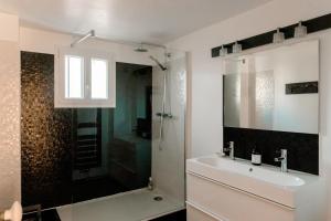 a bathroom with a sink and a shower at Logement entier ou à partager dans maison familiale à Rueil Malmaison, proche de Paris La Défense in Rueil-Malmaison