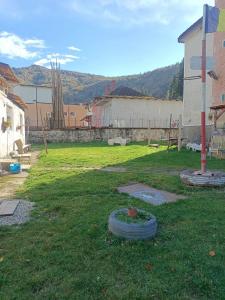 un patio con dos neumáticos viejos en el césped en SC Simi Gugea srl en Poiana Mărului