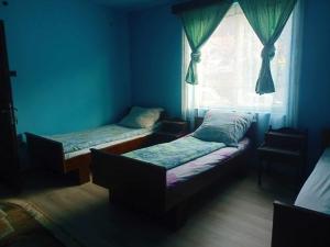 um quarto com duas camas em frente a uma janela em SC Simi Gugea srl em Poiana Marului