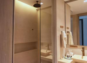 baño con ducha y puerta de cristal en Nattivo Collection Hotel, en San Andrés