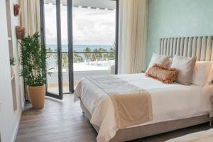 a bedroom with a bed with a view of the ocean at Nattivo Collection Hotel in San Andrés